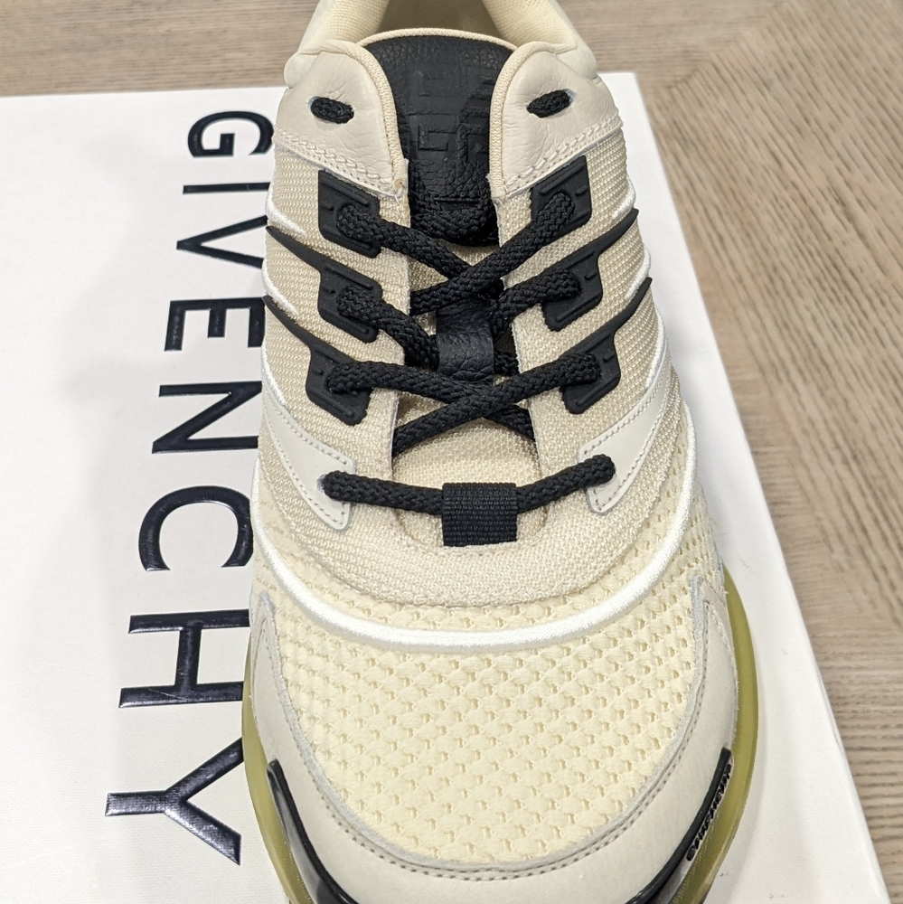 Mens Givenchy "Giv 1" Leather Signature Sneakers Off-White - Picture 2 of 9